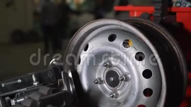 <strong>汽车服务</strong>和修理设备.钢轮轮辋近距离滚动和对准轮胎机